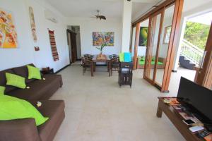 O zonă de relaxare la Villa Rinisha Rumah Senja Temukus Lovina