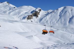 2 remontes en una montaña cubierta de nieve en Sonnenhotel Soldanella Sonneck, en Samnaun