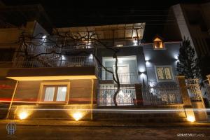 Bygningen som hotellet ligger i + 5 billeder