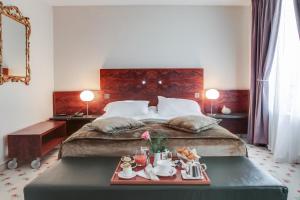 Postel nebo postele na pokoji v ubytování Hôtel & Restaurant Le Relais d'Aumale