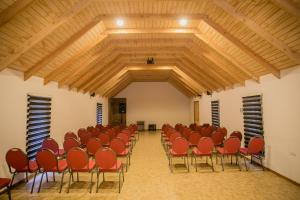 una stanza vuota con sedie rosse e un soffitto di Cabañas Hosteria de Vilches a Vilches Altre 72 foto