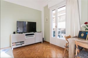 A television and/or entertainment centre at Beautiful Apartment at Plaka