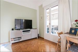 una sala de estar con TV de pantalla plana en un armario blanco en Beautiful Apartment at Plaka, en Atenas