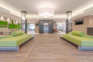 pusty hol z zielonymi meblami w szpitalu w obiekcie Hotel Horizon Wellness & Spa Resort - Best Western Signature Collection w mieście Varese