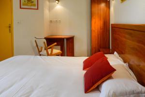 Ένα ή περισσότερα κρεβάτια σε δωμάτιο στο Logis La Lentillere - Restaurant Côté Parc