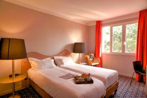 Llit o llits en una habitació de Hôtel Beau Rivage