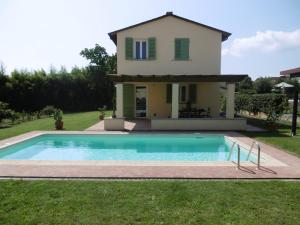 une villa avec piscine devant une maison dans l'établissement Casa Laura Capannori, à Capannori