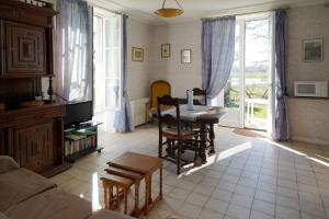 - un salon avec une table et un canapé dans l'établissement Appartements détente & nature - Domaine de La Thiau, à Briare