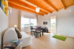 拉薩維納的住宿－Sa Caseta La Casita，客厅配有白色的沙发和桌子