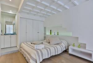 - une chambre blanche avec un grand lit et des placards blancs dans l'établissement MY CASA - LIBERTÉ, à Nice