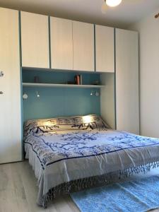 a bedroom with a bed with a blue headboard at Un angolo di paradiso a due passi dal mare in Capo Coda Cavallo
