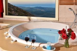 Vista generica sulle montagne o vista sulle montagne dall'interno of country house