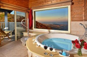 Vista generica sulle montagne o vista sulle montagne dall'interno of country house