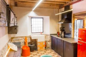 una cocina con encimera y fregadero. en Casa Rural La Abacería, en Miño de Medina