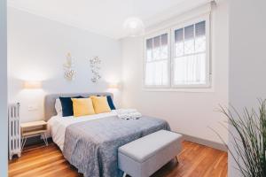 Łóżko lub łóżka w pokoju w obiekcie Gran Via Apartment by People Rentals