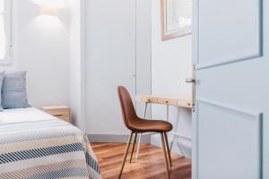 Łóżko lub łóżka w pokoju w obiekcie Gran Via Apartment by People Rentals