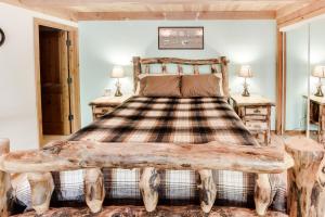 A bed or beds in a room at Sun Valley Atelier Studio - Chic Rustique