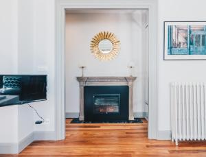Telewizja i/lub zestaw kina domowego w obiekcie Gran Via Apartment by People Rentals