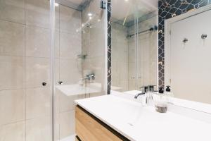 Koupelna v ubytování Gran Via Apartment by People Rentals + 18 fotografií