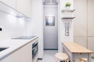 Kuchnia lub aneks kuchenny w obiekcie Gran Via Apartment by People Rentals