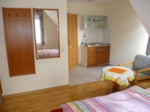 Zimmer mit einem Bett und einem Tisch sowie einer Küche in der Unterkunft Hotel Thünenhof in Oyten