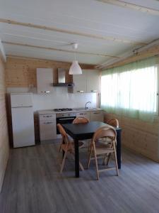 - une cuisine avec une table et des chaises dans la chambre dans l'établissement Camping Pineta, à Calambrone