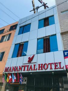 una señal de hotel en la parte delantera de un edificio en Hotel Manantial No,002 en Lima