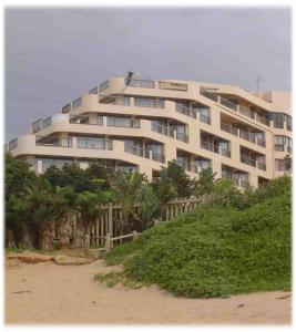 ダーバンにあるBeachfront Luxury @ Umhlangaの砂浜の大きな建物