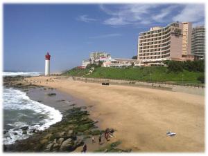 ダーバンにあるBeachfront Luxury @ Umhlangaの灯台付きビーチ