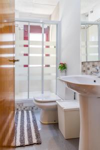 uma casa de banho com um WC e um lavatório em AYZ Javier Cabrini - Auto check-in property em Madri