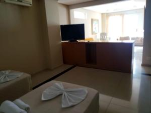 ナタールにあるDon Limpone Apart Hotelのリビングルーム(ベッド2台、テレビ付) +45枚の写真
