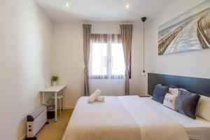 Postel nebo postele na pokoji v ubytování AYZ Javier Cabrini - Auto check-in property