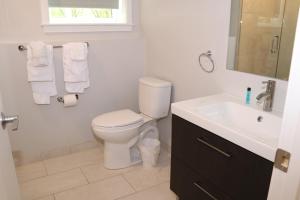 A bathroom at A Stylish Stay w/ a Queen Bed, Heated Floors.. #1