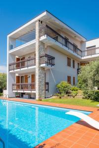 a house with a swimming pool in front of it at Casa Claire in Bardolino