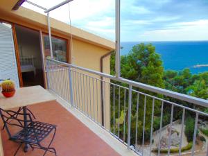 努馬納的住宿－Casa Del Sole，阳台配有桌子,享有海景。
