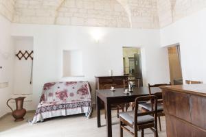 a dining room with a table and a chair at A casa di Francesca in Ostuni +5 photos