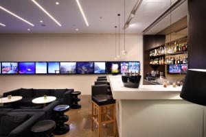 Una televisión o centro de entretenimiento en Inspira Liberdade Boutique Hotel