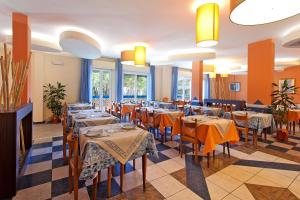 Restaurace v ubytování Hotel Sorriso