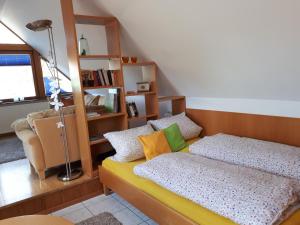 1 dormitorio con 1 cama con almohadas y lámpara en Appartement Rose en Hechthausen