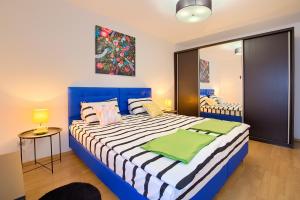 um quarto com uma cama azul e branca num quarto em Romantic pop em Pula