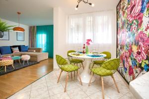 uma sala de estar com mesa e cadeiras em Romantic pop em Pula