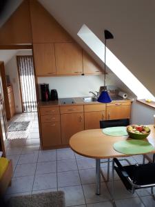 una cocina con una mesa con un bol de fruta. en Appartement Rose en Hechthausen