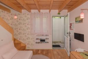 un soggiorno con divano bianco e finestra di Rose Green Loft a Porto Altre 25 foto