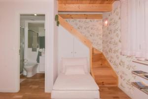 una stanza con una scala con un bagno e un WC di Rose Green Loft a Porto