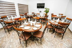 Un restaurante u otro lugar para comer en Jeyads Lodge
