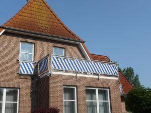 a house with a solarium on the roof at Strandhaus am Kurpark in Cuxhaven