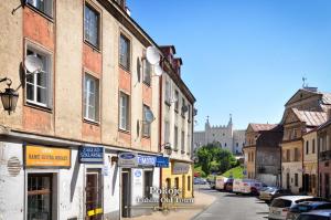 uma rua com edifícios e carros estacionados na rua em Old Town Boutique Rooms em Lublin