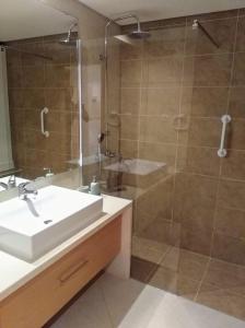 een badkamer met een douche en een wastafel en een douche bij Cabanas Garden By HnM in Cabanas de Tavira