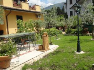 un jardín con una mesa y un semáforo en Residenza Cieloterra, en Rivotorto