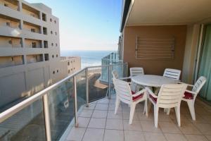 d'un balcon avec une table et des chaises donnant sur l'océan. dans l'établissement Dolphin view, à Margate